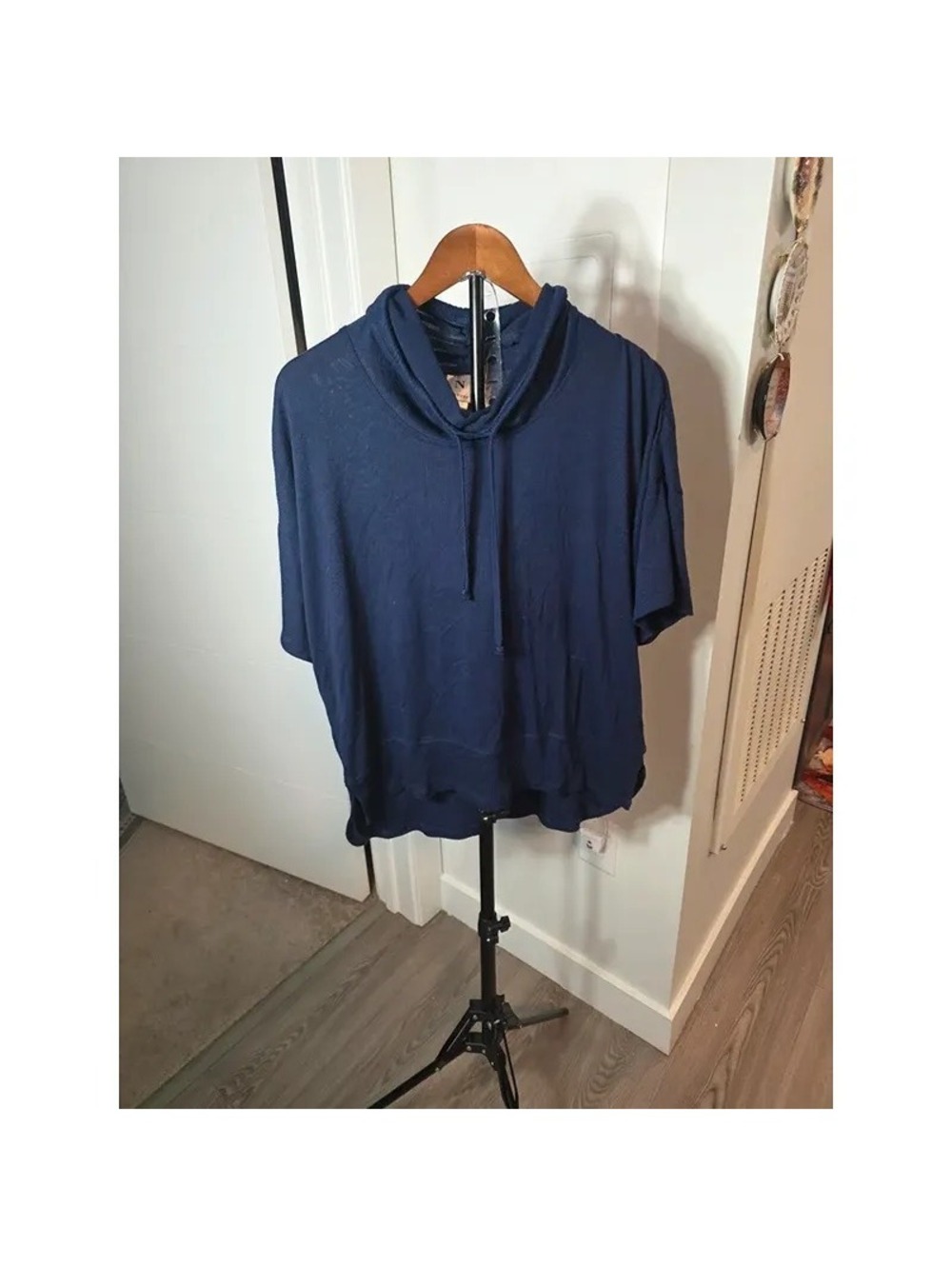 Natori crowl neck blouse